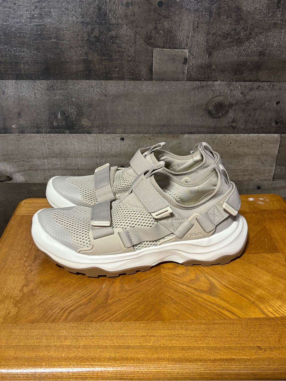 NWOT Teva Beige Outlander Water/hiking Sandal-Sneaker with Hook Strap 11 - Picture 3 of 9